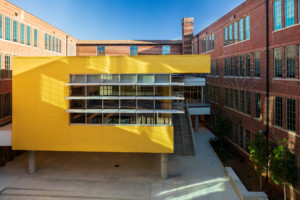 大卫·t·霍华德学校(David T. Howard school)这座历史悠久的学校建筑的扩建部分的外观