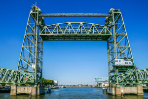 在晴朗的蓝色日内的一座历史悠久的升降桥，将为杰夫·贝佐斯（Jeff Bezos）拆开