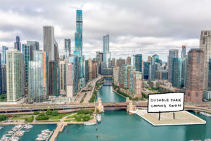 芝加哥滨河开发基地的航拍照片，有摩天大楼和未来的可再利用公园