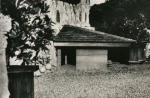 狗屋的黑色和白色图像，带有角屋顶