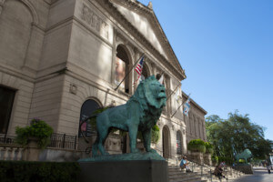 底座外面建筑物的青铜狮子雕像