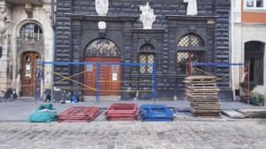 黑色大楼前的建筑用品
