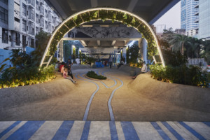 高架高速公路下方的植物覆盖的拱门