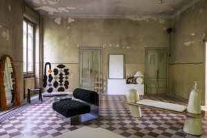 房间里有瓷砖地板和旧墙壁的家具